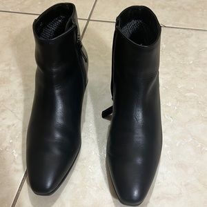 ❤️❤️❤️black aquatalia booties